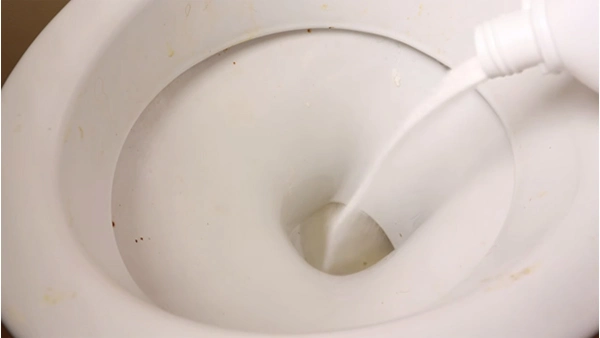 Is It Okay To Put Vinegar and Baking Soda in a Toilet Tank