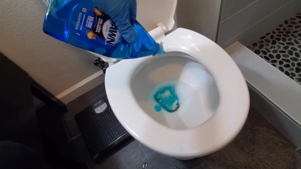 Toilet cleaning tablet