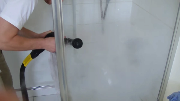 Tips on Cleaning Glass Shower Doors With a Steam Cleaner