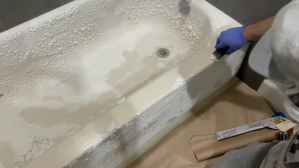 What Types of Paint Are Used in Fiberglass Bathtubs