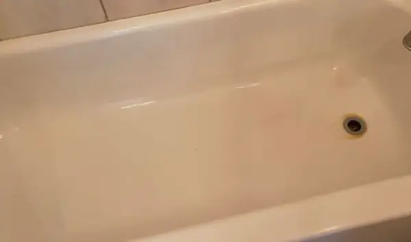 Cleaning the bathtub after removing candle wax