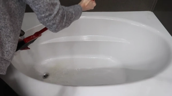 Do You Use Hot or Cold Water to Get Out Cat Urine in a Bathtub