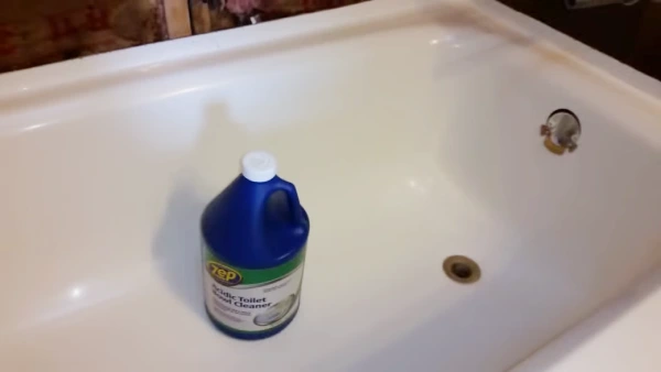 Does Vinegar Dissolve Adhesive From a Fiberglass Tub