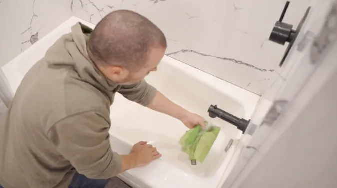 How to Clean Non Slip Tub Bottom: 8 DIY Methods [Listed]