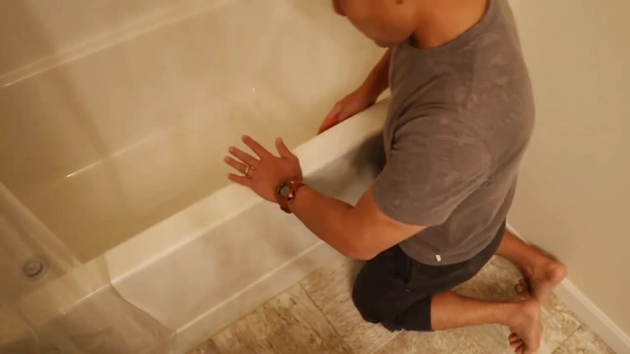 How to Clean a Bathtub Without Hurting Your Back