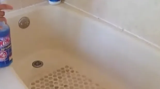 How to Clean a Fiberglass Tub With Textured Bottom to Reveal a Sparkling Clean Tub