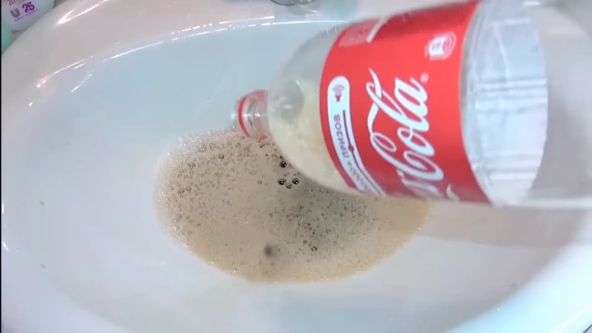 How to Unblock a Drain Using Coke