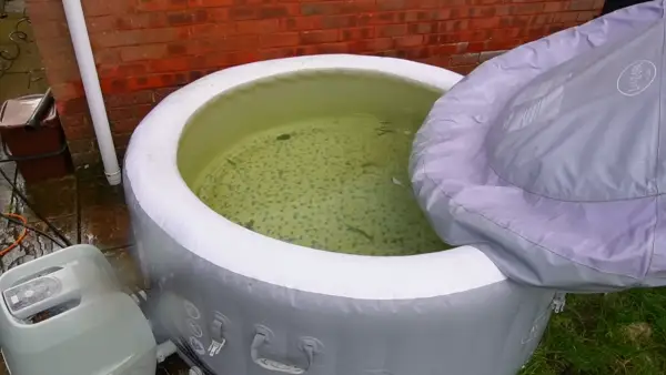Are inflatable hot spa tubs cleanable with vinegar