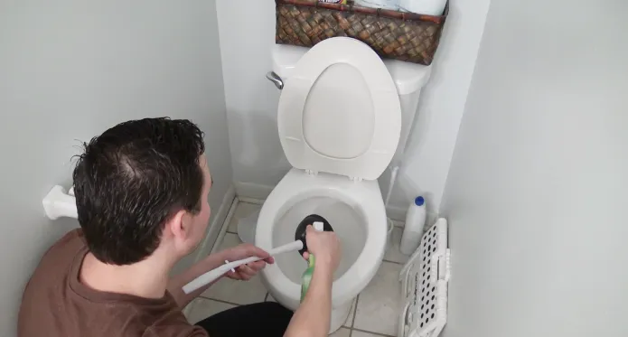 How to Clean Toilet Plunger After Use: 6 Steps [DIY]