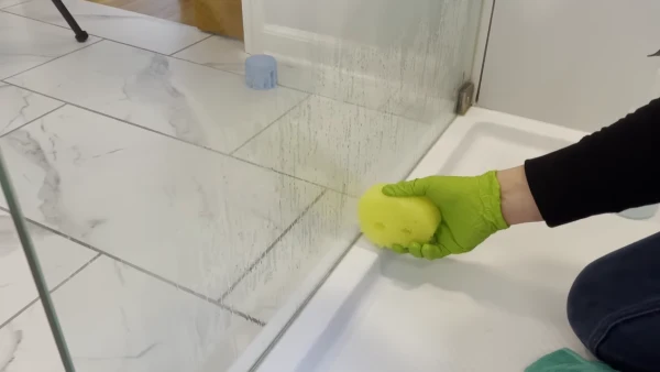 Alternative Methods for Cleaning Glass Shower Doors