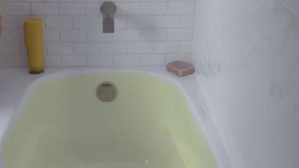 Can soap remove turmeric stains from a bathtub