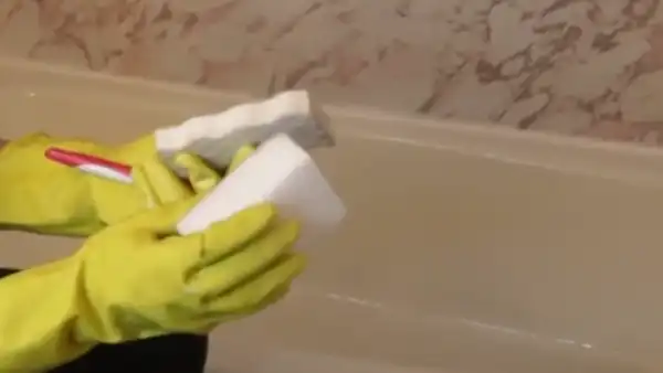 Can you use a Magic Eraser on a fiberglass bathtub