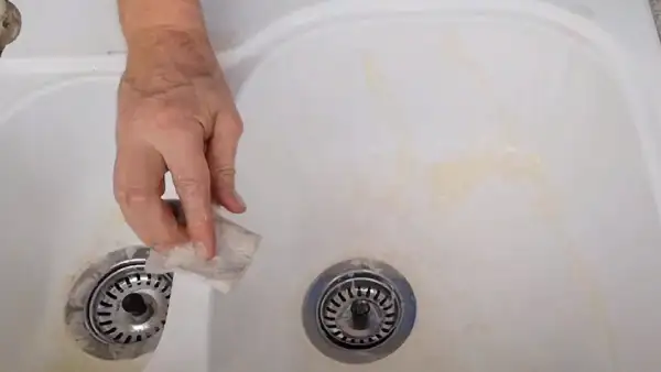 Does Dawn dish soap clean the fiberglass sink