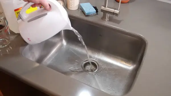 What happens if I pour bleach and vinegar down the kitchen sink drain